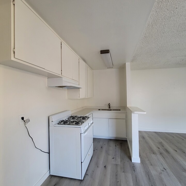 6715 Woodley Ave, Unit 27 in Los Angeles, CA - Foto de edificio