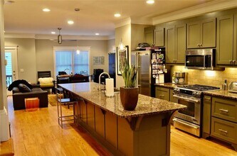 1339 Oakview Rd in Decatur, GA - Building Photo - Building Photo