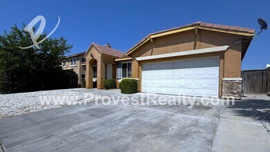 8725 Bridgeport Ave in Hesperia, CA - Foto de edificio - Building Photo
