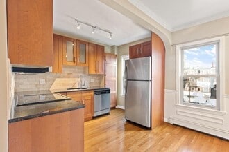 260 Everett St, Unit 2R in Boston, MA - Building Photo - Building Photo