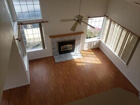 690 Las Palmas Dr in Hollister, CA - Building Photo