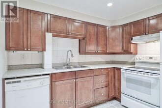 168 Wainscot Ave in Newmarket, ON - Building Photo - Building Photo