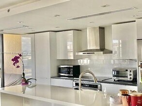 2555 Collins Ave in Miami, FL - Building Photo - Building Photo