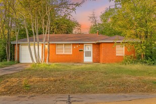 1041 Hickory Ln in Midwest City, OK - Building Photo