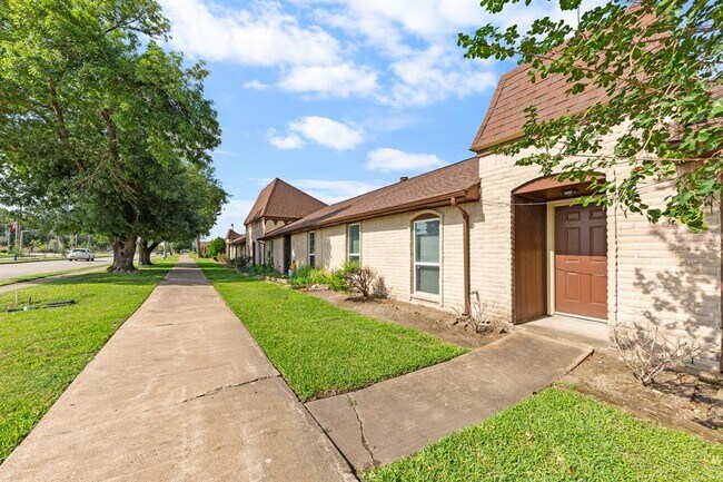 7285 Cook Rd in Houston, TX - Building Photo - Building Photo