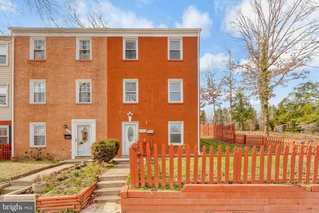 property at 2900 Williamsburg Ct