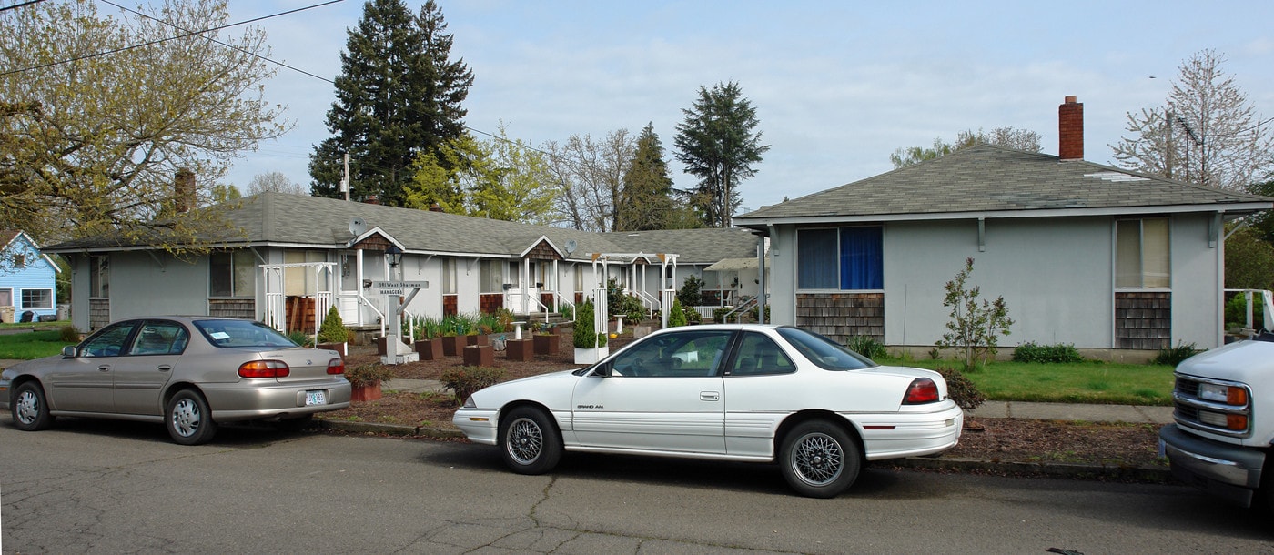 591 W Sherman St in Lebanon, OR - Building Photo