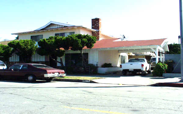7104 Marbrisa Ave in Huntington Park, CA - Foto de edificio