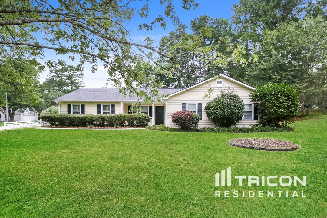 3031 Ashly Brooke Dr in Snellville, GA - Building Photo