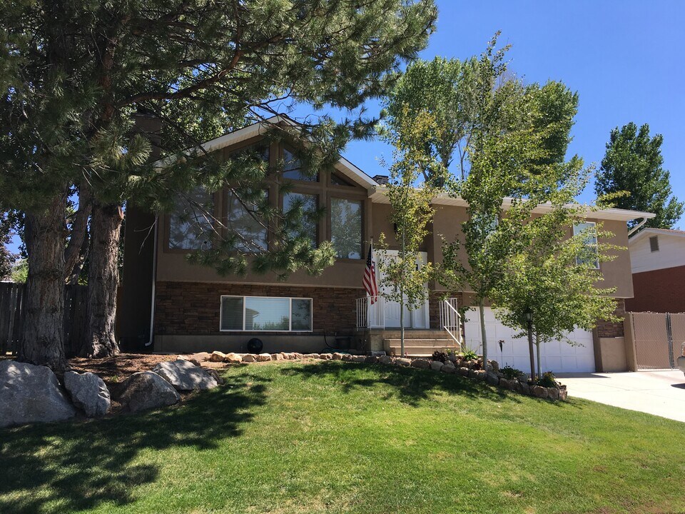 11265 Windy Peak Ridge Drive, Unit 11265 Windy Peak Ridge Drive in Sandy, UT - Building Photo