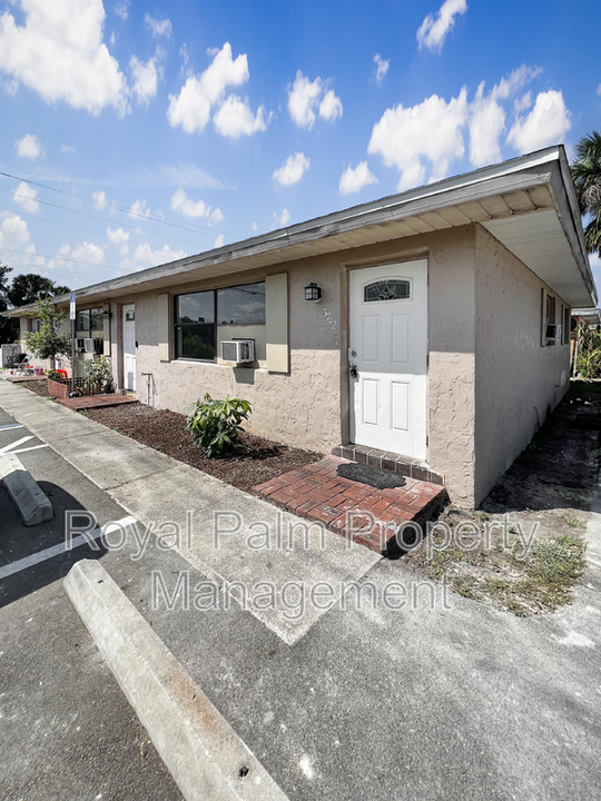 3742-3746-3746 Estelle Ave in Ft. Myers, FL - Building Photo