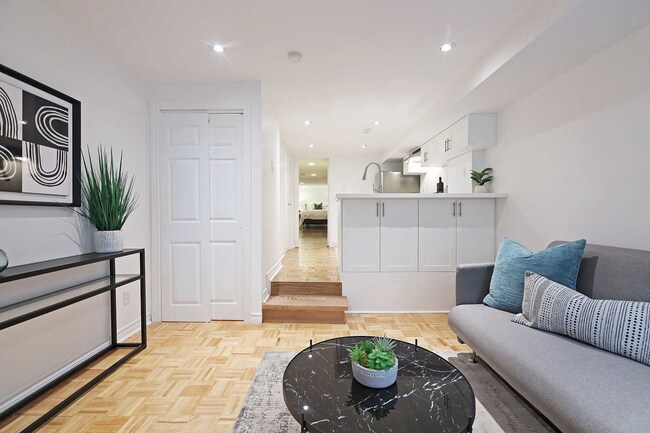 116 Aldwych Av in Toronto, ON - Building Photo - Building Photo