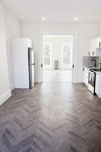 18A Vernon Ave, Unit Parlor in Brooklyn, NY - Foto de edificio - Building Photo