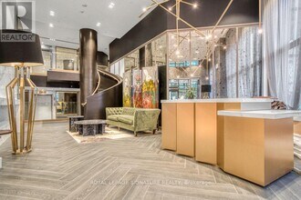 395 Dundas St W in Oakville, ON - Building Photo - Building Photo