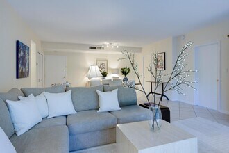 250 Bradley Pl in Palm Beach, FL - Foto de edificio - Building Photo