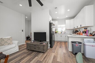 5229 E Falls View Dr in San Diego, CA - Building Photo - Building Photo