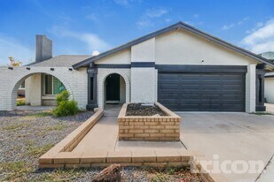 4007 E Apollo Rd in Phoenix, AZ - Building Photo