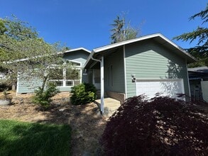 826 SE Sharon Ave in Roseburg, OR - Building Photo - Building Photo