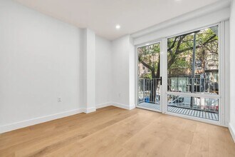 18 E 13th St in New York, NY - Building Photo - Building Photo