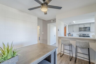 7510 E Thomas Rd in Scottsdale, AZ - Building Photo - Building Photo