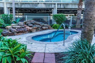 10811 Termini-San Luis Pass Rd in Galveston, TX - Foto de edificio - Building Photo