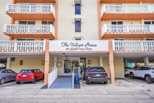 801 S Ocean Dr in Hollywood, FL - Building Photo