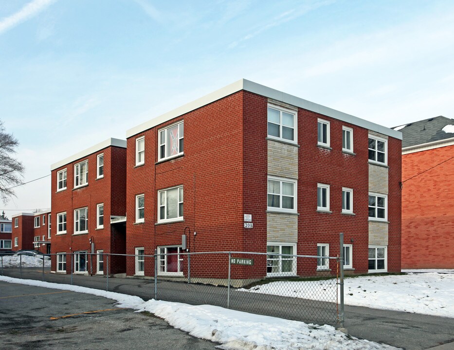 208 Park Rd N in Oshawa, ON - Building Photo