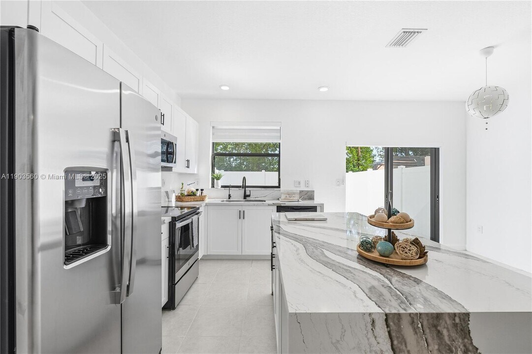 10537 W 32nd Ln in Hialeah, FL - Building Photo