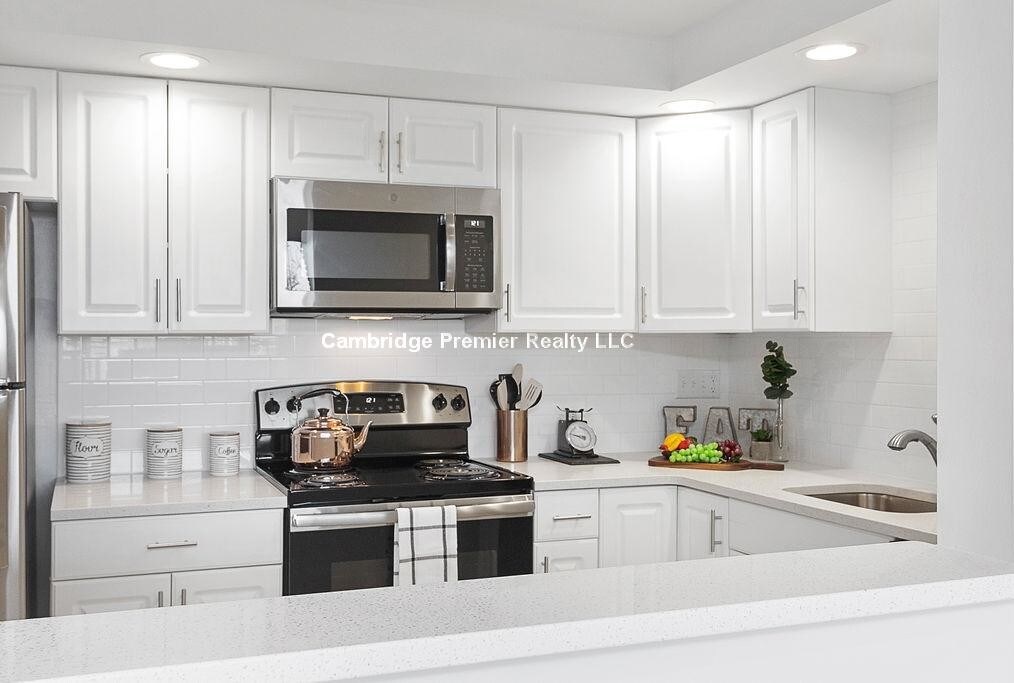 7 Stonehill Dr in Stoneham, MA - Building Photo