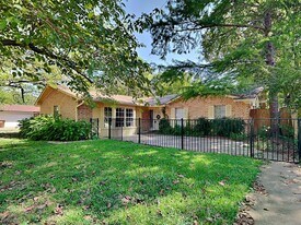 2732 Foxcroft Cir in Denton, TX - Building Photo