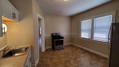 2447 N 34th St in Milwaukee, WI - Foto de edificio - Building Photo