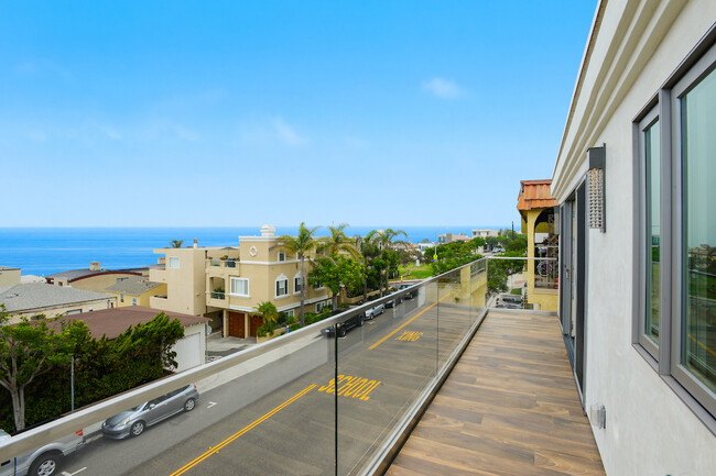 2504 Highland Ave, Unit B in Manhattan Beach, CA - Building Photo - Building Photo