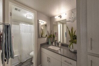 Icon on Central in Phoenix, AZ - Foto de edificio - Building Photo