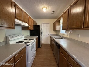 125 Glenwood Dr in Hubert, NC - Foto de edificio - Building Photo
