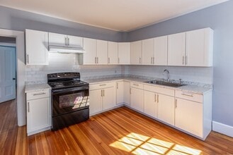 5 Lothrop St in Plymouth, MA - Foto de edificio - Building Photo