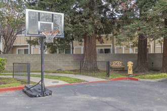 Adrienne Village in Union City, CA - Foto de edificio - Building Photo