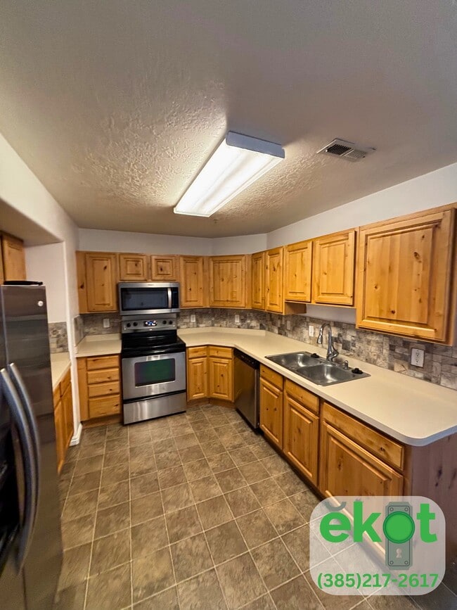 8176 N Cedar Springs Rd in Eagle Mountain, UT - Building Photo - Building Photo