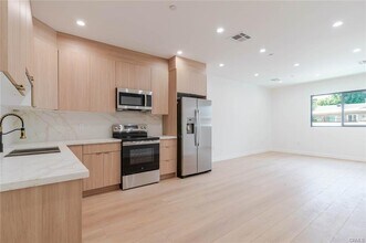 6217 Sylvia Ave in Los Angeles, CA - Building Photo - Building Photo