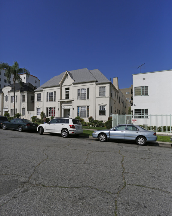 921 S Serrano Ave in Los Angeles, CA - Foto de edificio