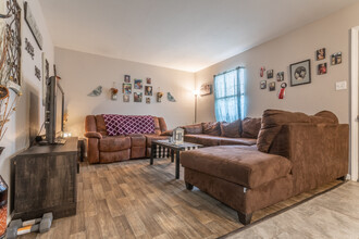 Gladefield Garden Apartments in Bridge City, TX - Foto de edificio - Interior Photo