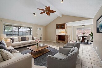 14154 Whispering Palms Dr in Houston, TX - Foto de edificio - Building Photo