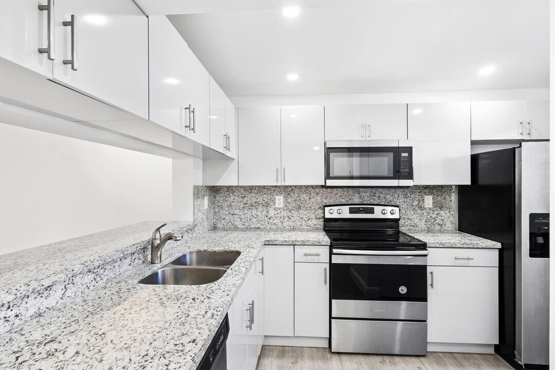 10145 NW 9th St Cir in Miami, FL - Building Photo