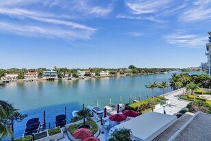 5600 Collins Ave in Miami Beach, FL - Building Photo