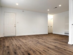 6211 Palm Cir in Austin, TX - Building Photo - Building Photo