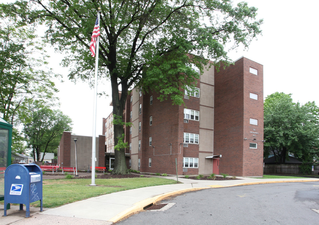 The Highlands in East Hartford, CT - Building Photo