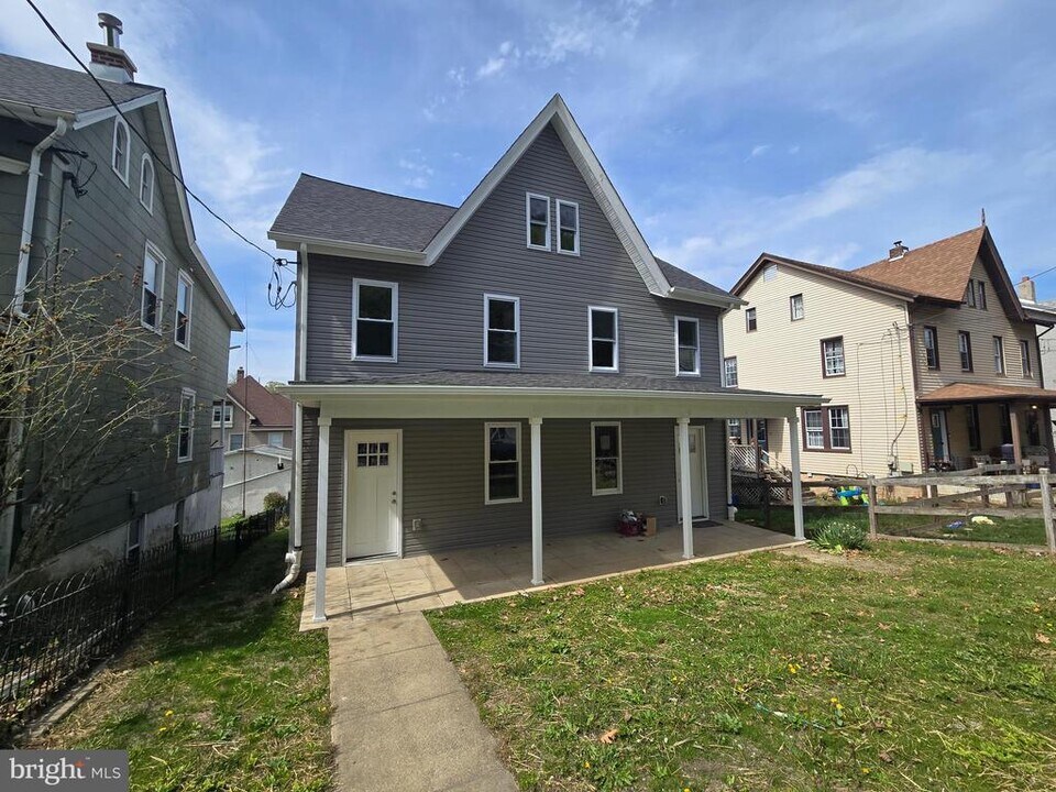 2540 Mount Rd in Aston, PA - Foto de edificio
