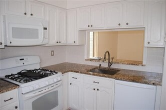 1102 Woodbridge Commons Way in Woodbridge Township, NJ - Building Photo - Building Photo
