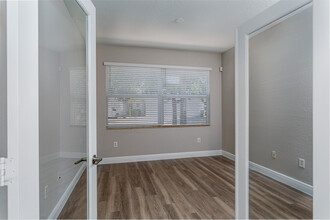 Portofino Falls - Townhomes in Naples, FL - Foto de edificio - Interior Photo
