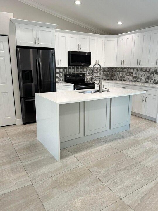 4912 Clinton Blvd in Greenacres, FL - Foto de edificio