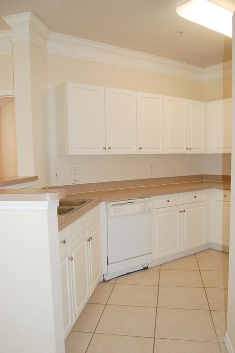 4333 Bayside Village Dr in Tampa, FL - Building Photo